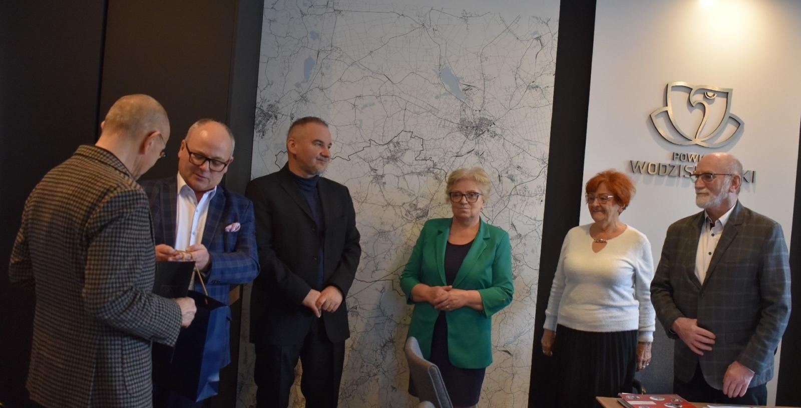 Zdjęcie w galerii na portalu naszwodzislaw.com: Zmiana warty w Powiatowym Zakładzie Zarządzania Nieruchomościami wiadomości z regionu