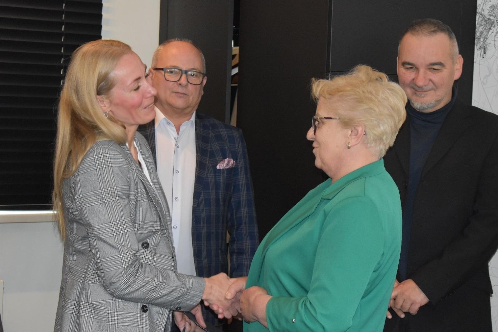 Zdjęcie w galerii na portalu naszwodzislaw.com: Zmiana warty w Powiatowym Zakładzie Zarządzania Nieruchomościami wiadomości z regionu