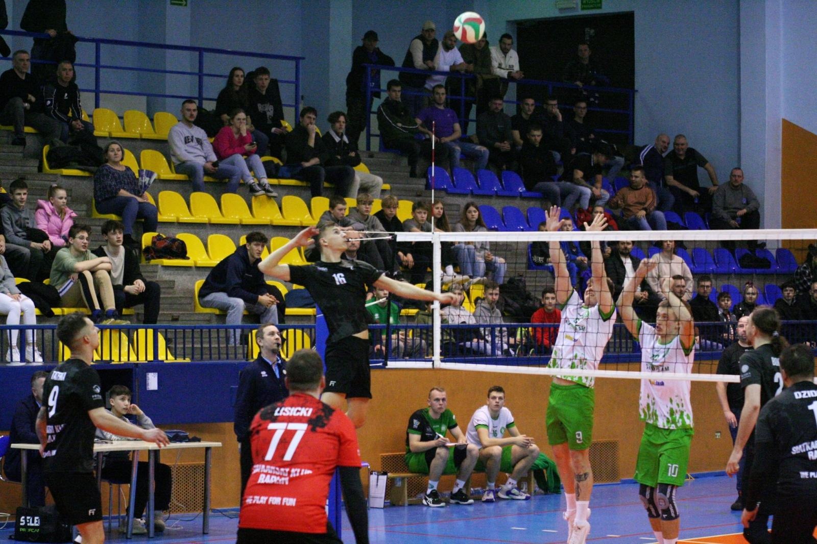 Zdjęcie w galerii na portalu naszwodzislaw.com: Radliński mur za twardy dla siatkarzy z Raciborza wiadomości z regionu