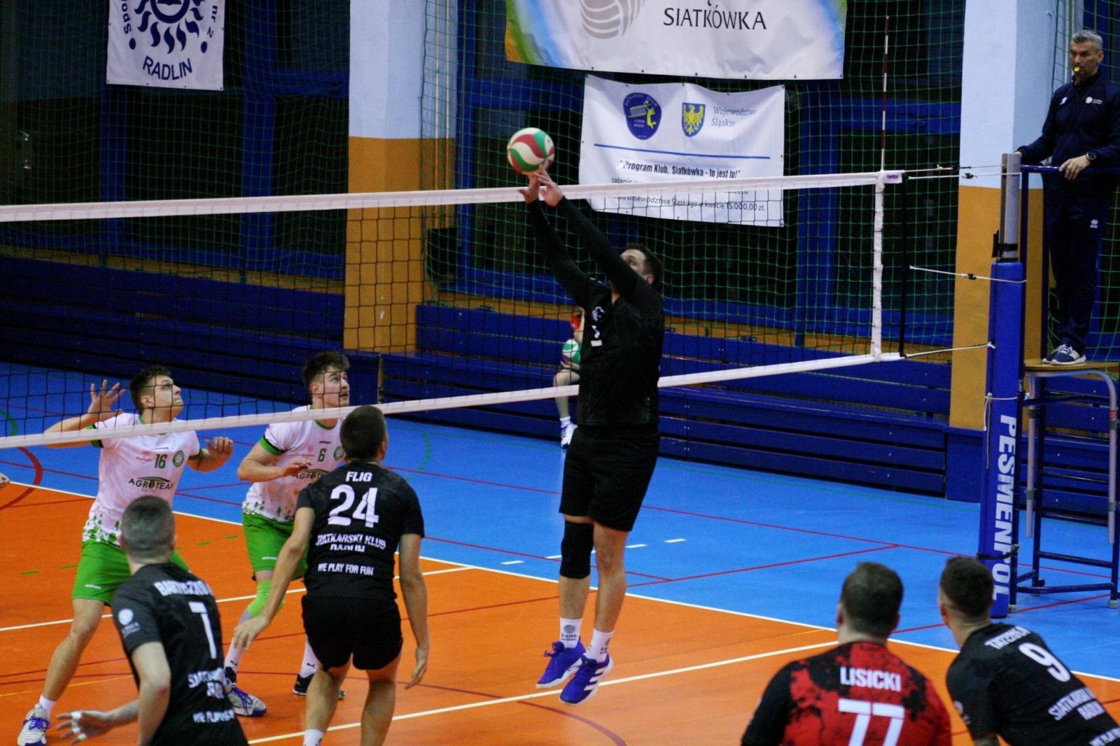 Zdjęcie w galerii na portalu naszwodzislaw.com: Radliński mur za twardy dla siatkarzy z Raciborza wiadomości z regionu