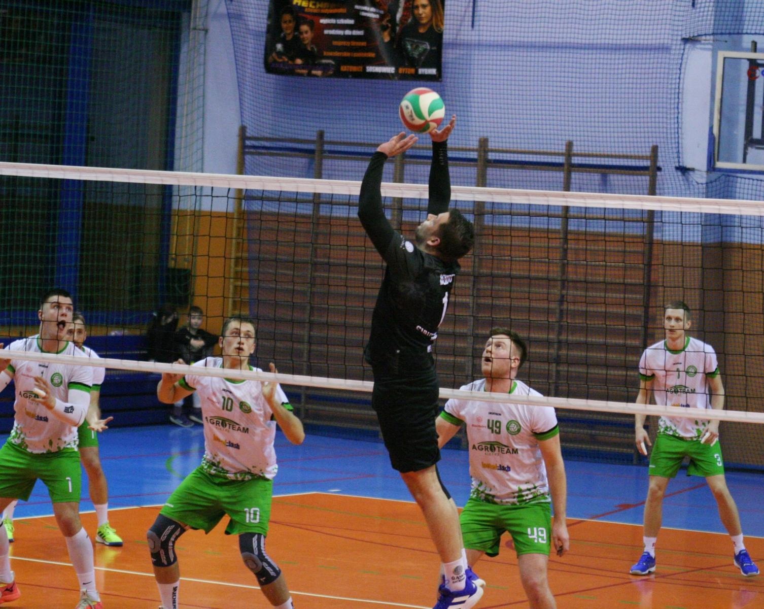 Zdjęcie w galerii na portalu naszwodzislaw.com: Radliński mur za twardy dla siatkarzy z Raciborza wiadomości z regionu