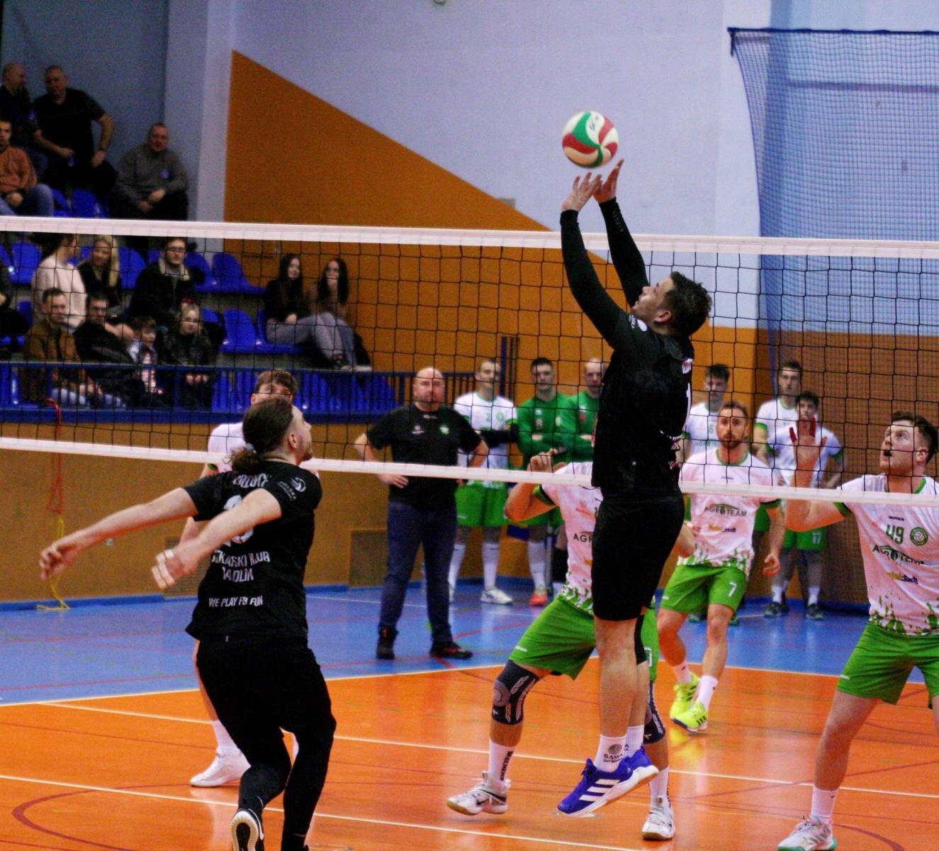 Zdjęcie w galerii na portalu naszwodzislaw.com: Radliński mur za twardy dla siatkarzy z Raciborza wiadomości z regionu