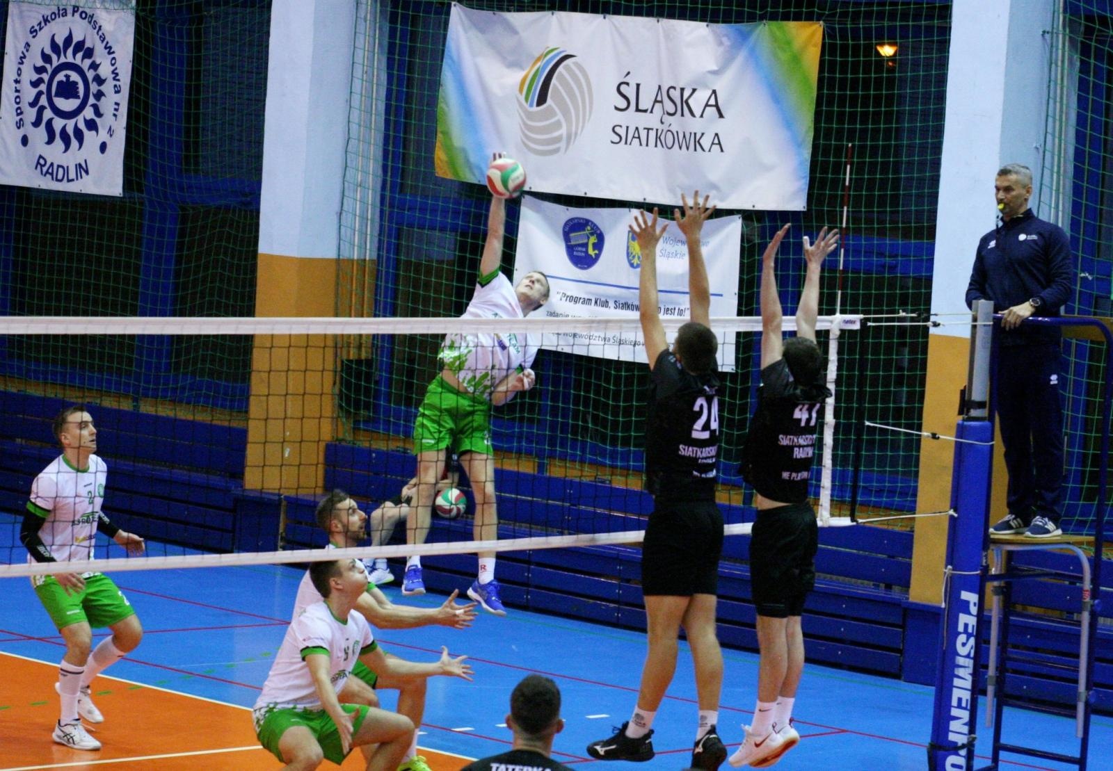 Zdjęcie w galerii na portalu naszwodzislaw.com: Radliński mur za twardy dla siatkarzy z Raciborza wiadomości z regionu
