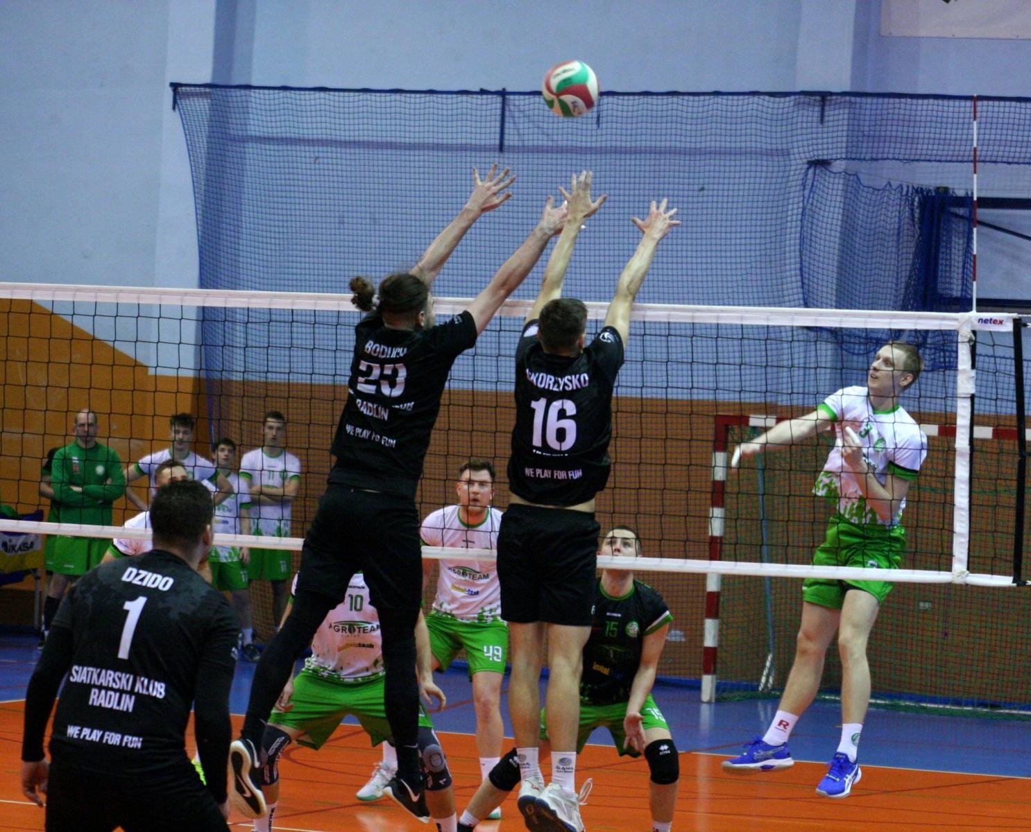 Zdjęcie w galerii na portalu naszwodzislaw.com: Radliński mur za twardy dla siatkarzy z Raciborza wiadomości z regionu