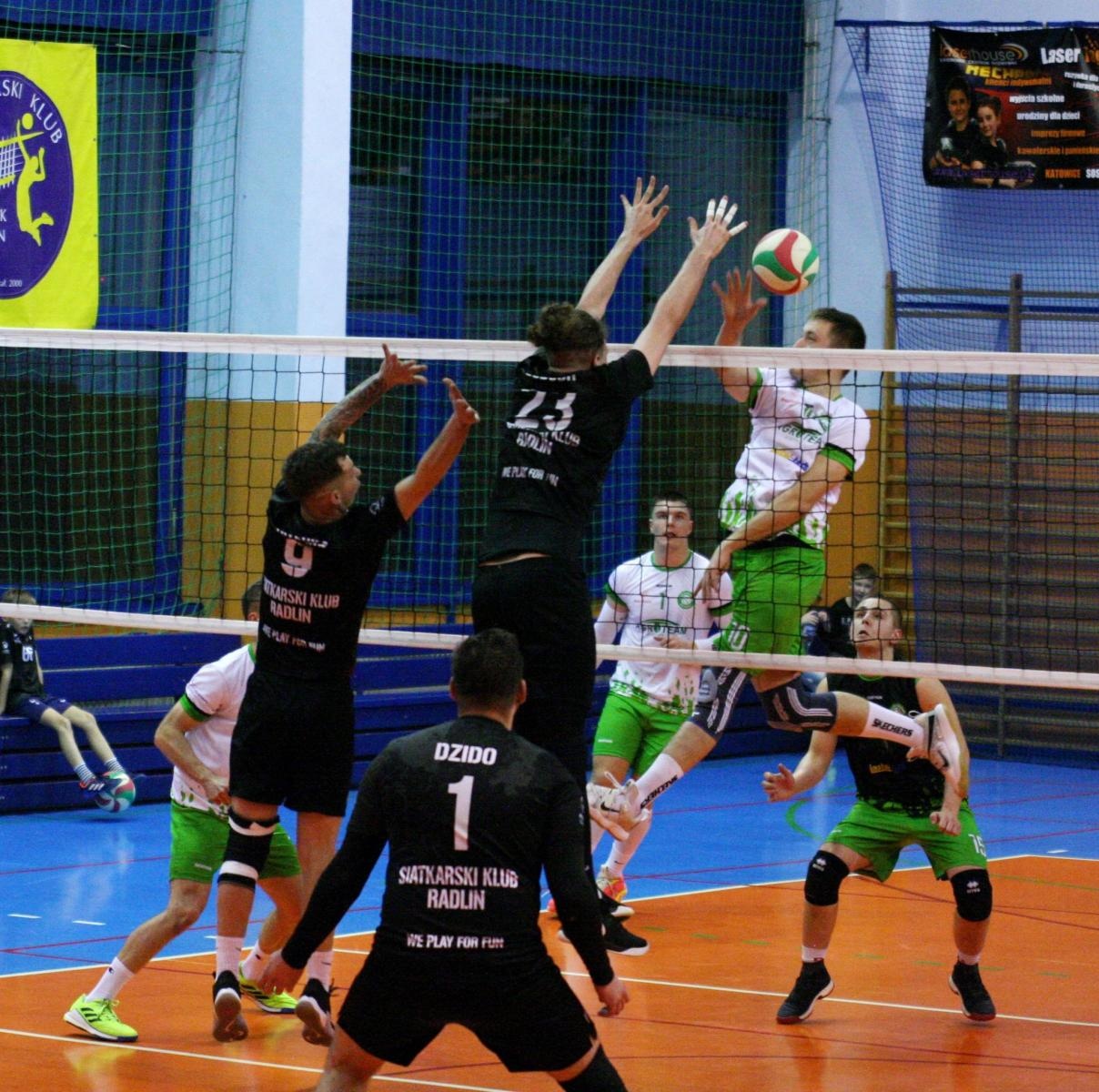 Zdjęcie w galerii na portalu naszwodzislaw.com: Radliński mur za twardy dla siatkarzy z Raciborza wiadomości z regionu