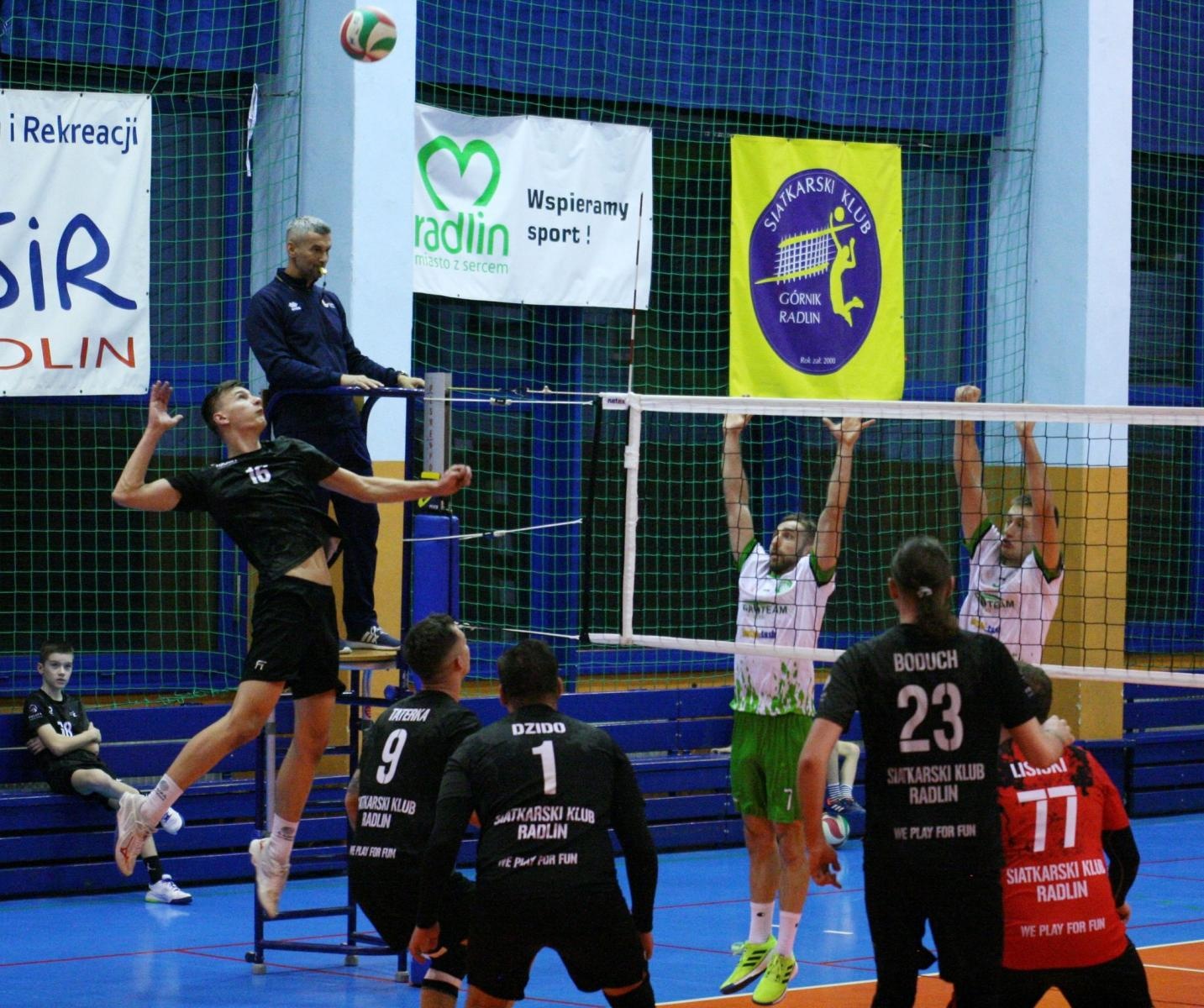 Zdjęcie w galerii na portalu naszwodzislaw.com: Radliński mur za twardy dla siatkarzy z Raciborza wiadomości z regionu