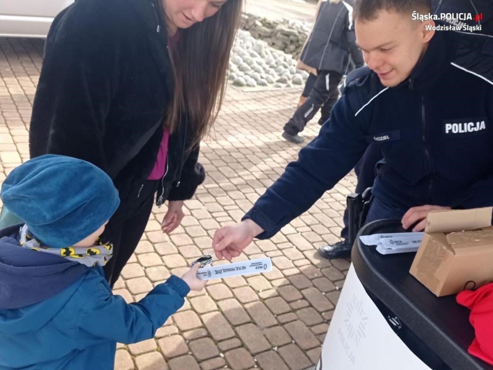 Zdjęcie w galerii na portalu naszwodzislaw.com: Wodzisławscy policjanci wsparli zimowy spot charytatywny dla Dawida i Igorka wiadomości z regionu