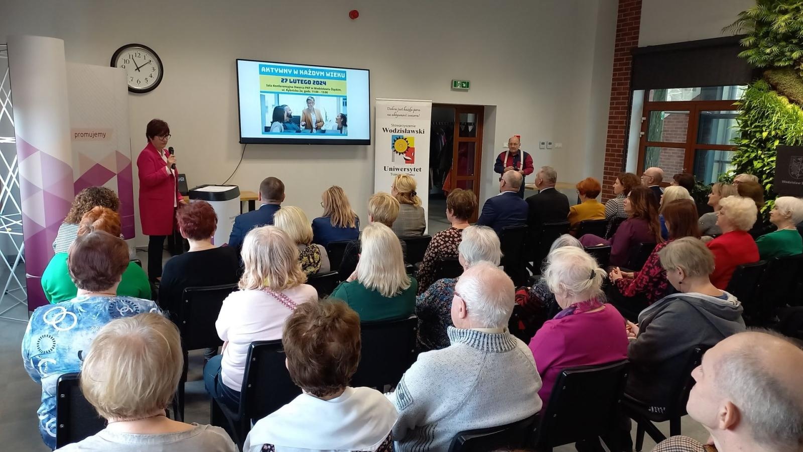 Zdjęcie w galerii na portalu naszwodzislaw.com: Aktywni w każdym wieku. Konferencja na wodzisławskim dworcu wiadomości z regionu