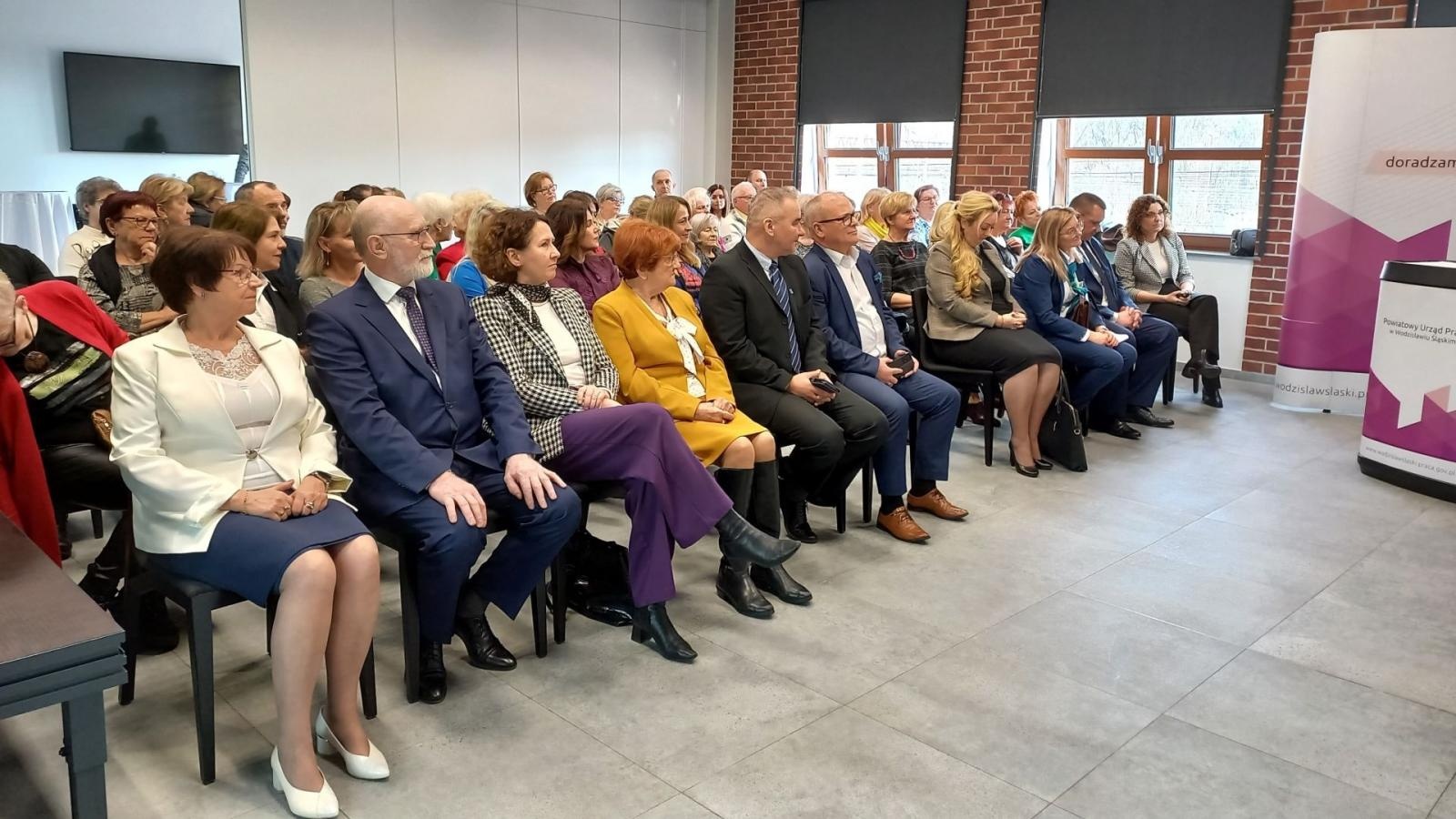 Zdjęcie w galerii na portalu naszwodzislaw.com: Aktywni w każdym wieku. Konferencja na wodzisławskim dworcu wiadomości z regionu