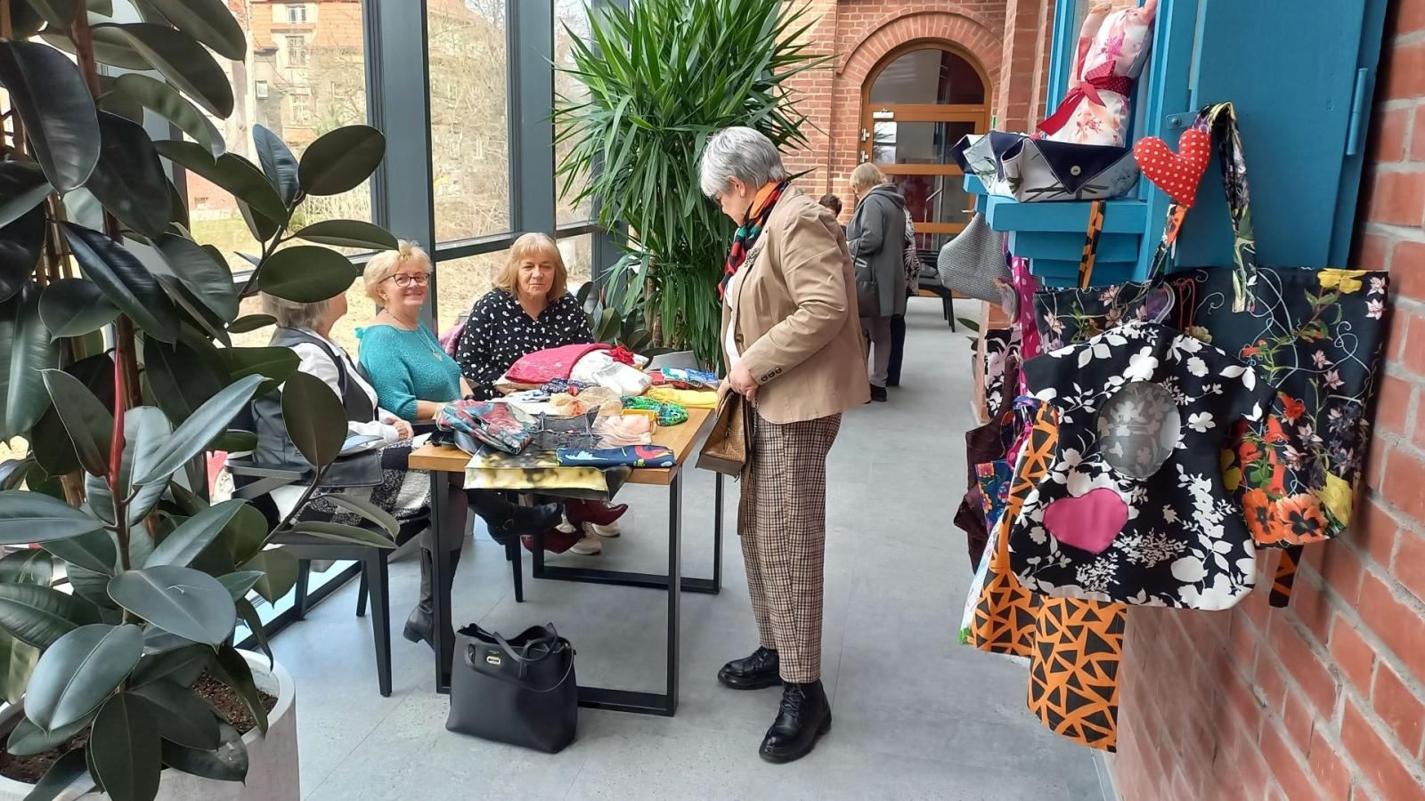 Zdjęcie w galerii na portalu naszwodzislaw.com: Aktywni w każdym wieku. Konferencja na wodzisławskim dworcu wiadomości z regionu