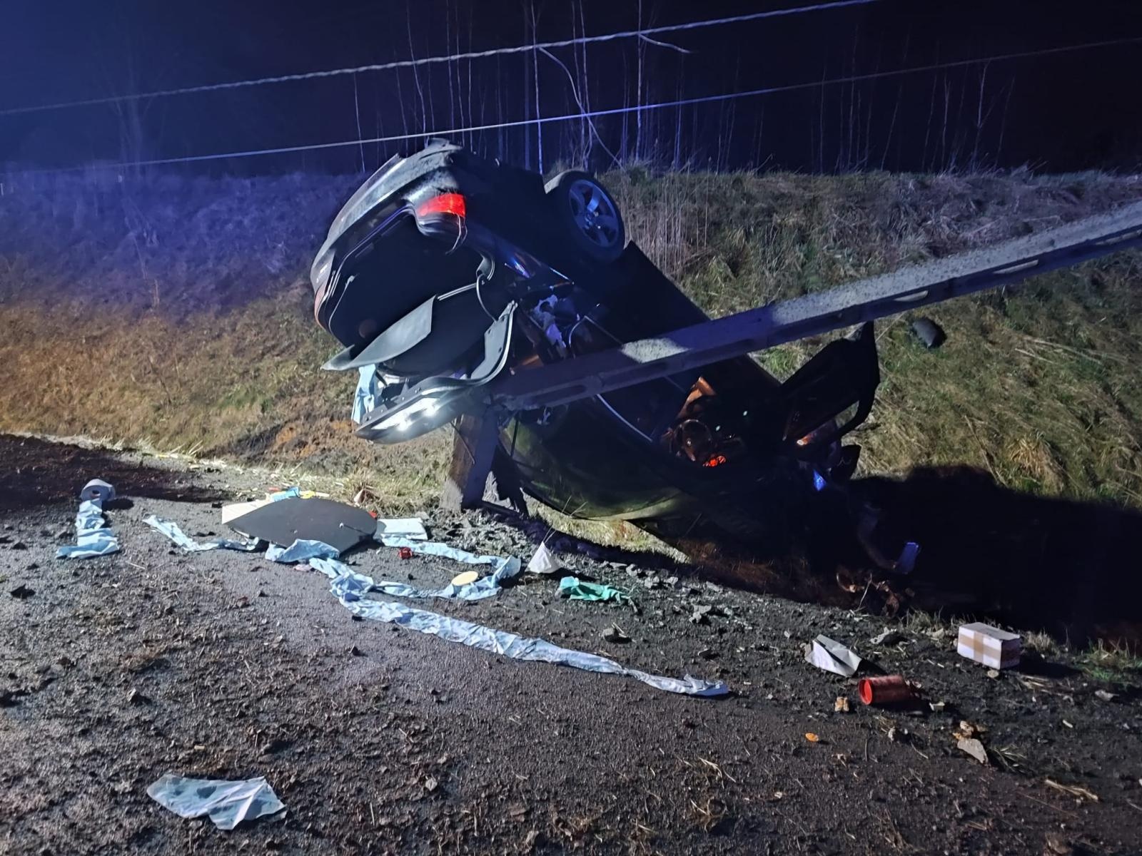 Zdjęcie w galerii na portalu naszwodzislaw.com: BMW uderzyło w słup i latarnię w Mszanie wiadomości z regionu