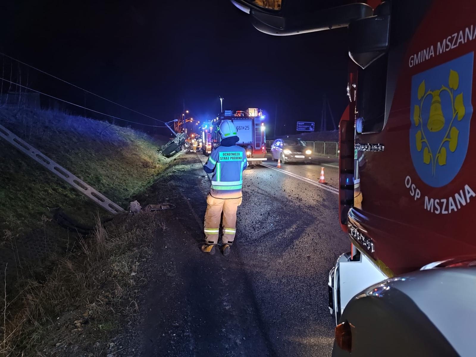 Zdjęcie w galerii na portalu naszwodzislaw.com: BMW uderzyło w słup i latarnię w Mszanie wiadomości z regionu