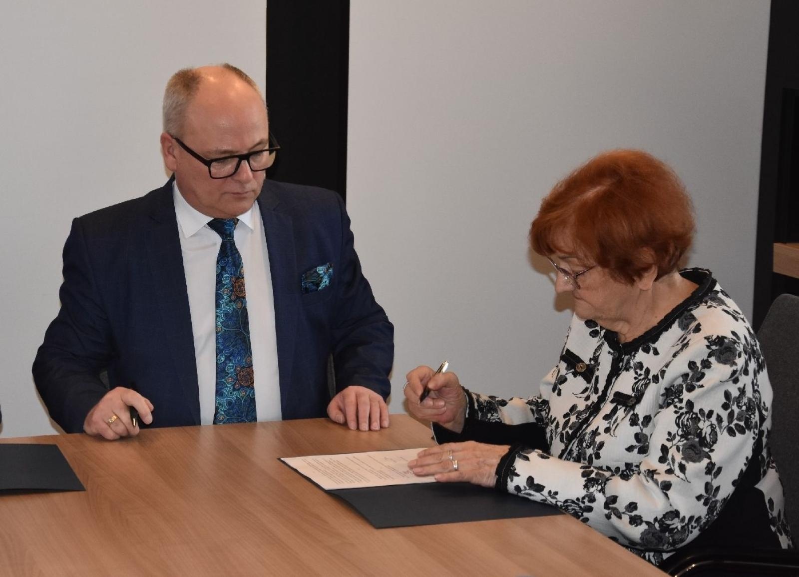 Zdjęcie w galerii na portalu naszwodzislaw.com: Dwie powiatowe szkoły z nowymi partnerami wiadomości z regionu