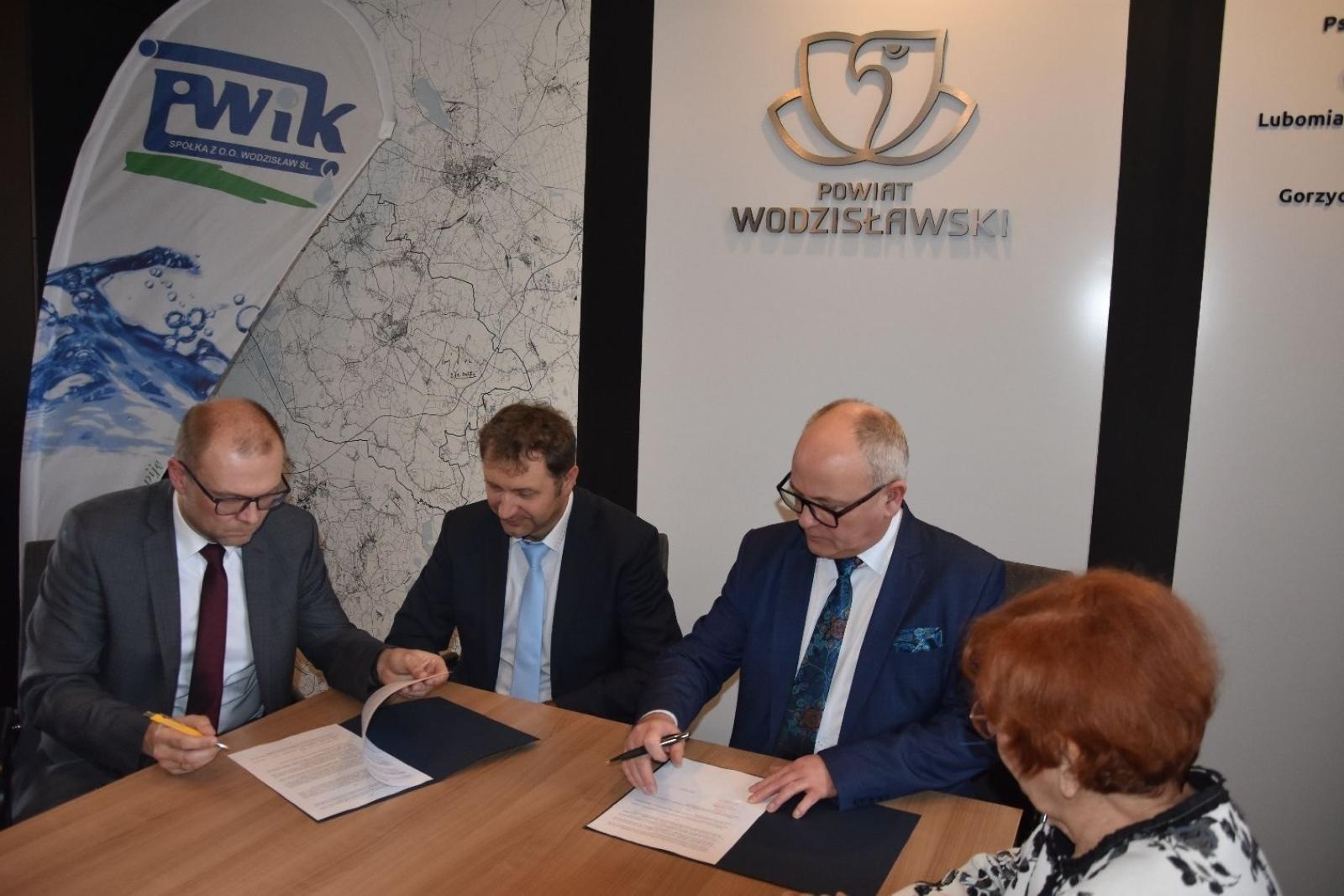 Zdjęcie w galerii na portalu naszwodzislaw.com: Dwie powiatowe szkoły z nowymi partnerami wiadomości z regionu