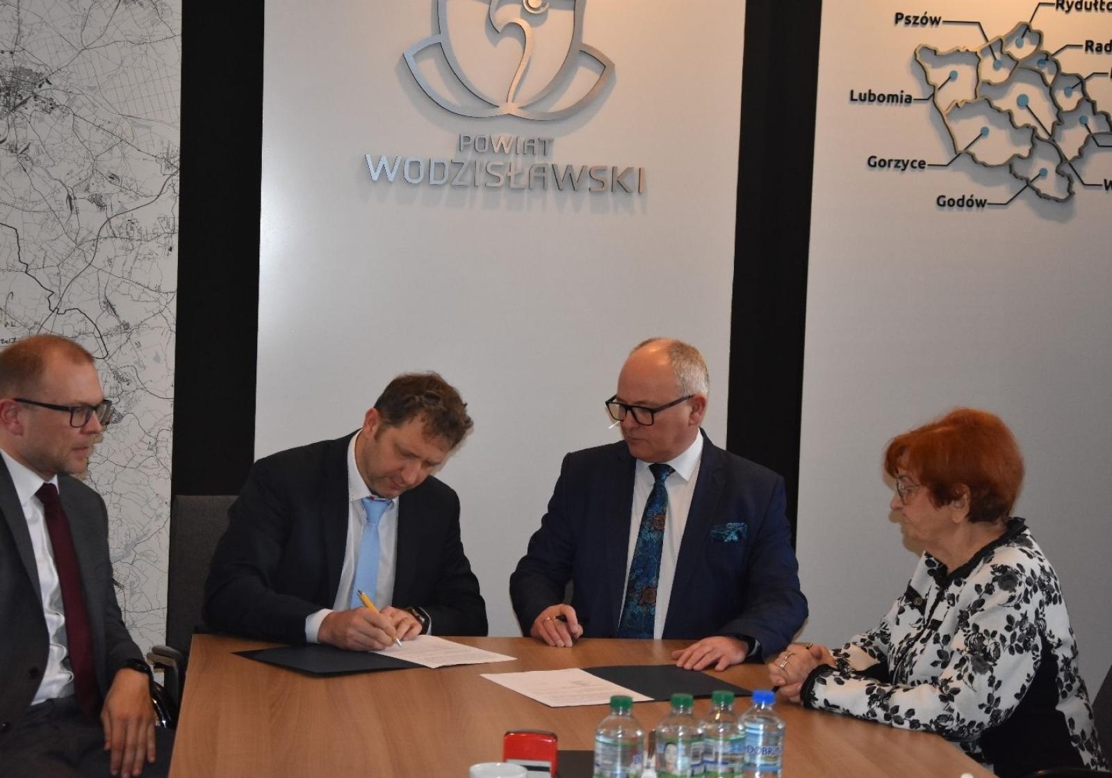 Zdjęcie w galerii na portalu naszwodzislaw.com: Dwie powiatowe szkoły z nowymi partnerami wiadomości z regionu