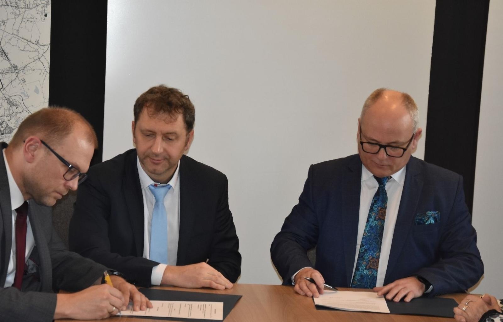 Zdjęcie w galerii na portalu naszwodzislaw.com: Dwie powiatowe szkoły z nowymi partnerami wiadomości z regionu