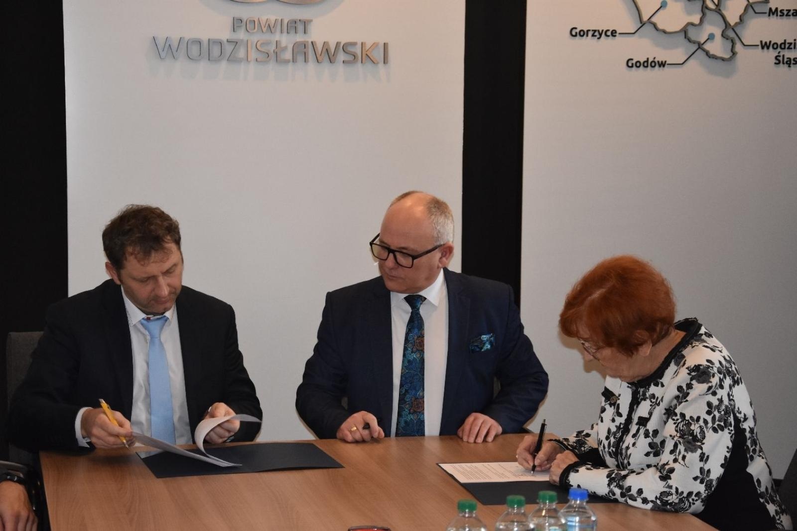 Zdjęcie w galerii na portalu naszwodzislaw.com: Dwie powiatowe szkoły z nowymi partnerami wiadomości z regionu