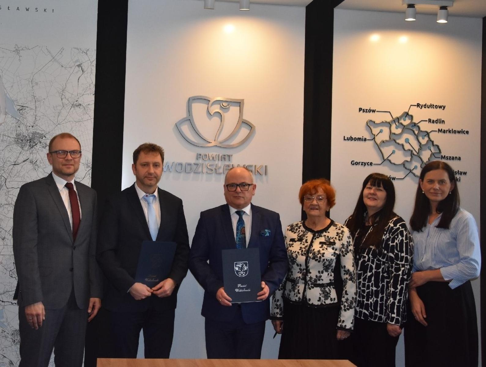 Zdjęcie w galerii na portalu naszwodzislaw.com: Dwie powiatowe szkoły z nowymi partnerami wiadomości z regionu