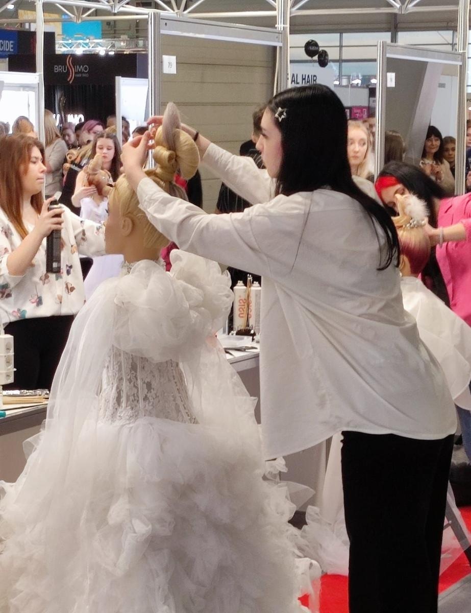 Zdjęcie w galerii na portalu naszwodzislaw.com: Wicemistrzyni Fryzjerstwa Polskiego uczy się w pszowskiej szkole wiadomości z regionu