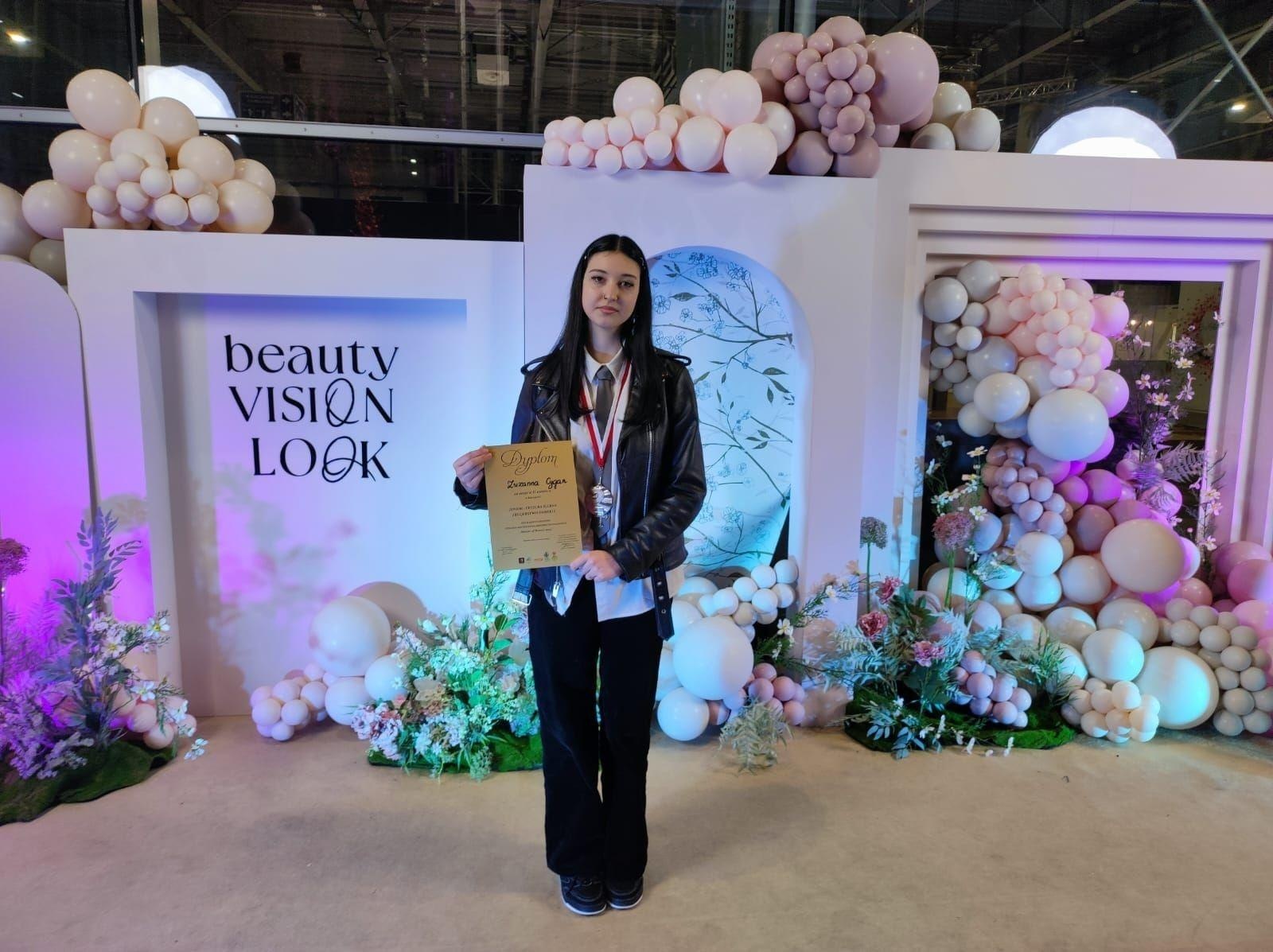 Zdjęcie w galerii na portalu naszwodzislaw.com: Wicemistrzyni Fryzjerstwa Polskiego uczy się w pszowskiej szkole wiadomości z regionu