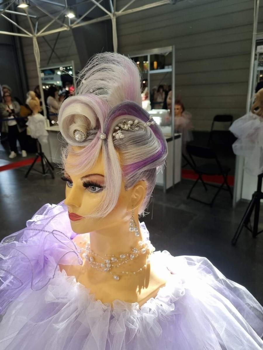 Zdjęcie w galerii na portalu naszwodzislaw.com: Wicemistrzyni Fryzjerstwa Polskiego uczy się w pszowskiej szkole wiadomości z regionu