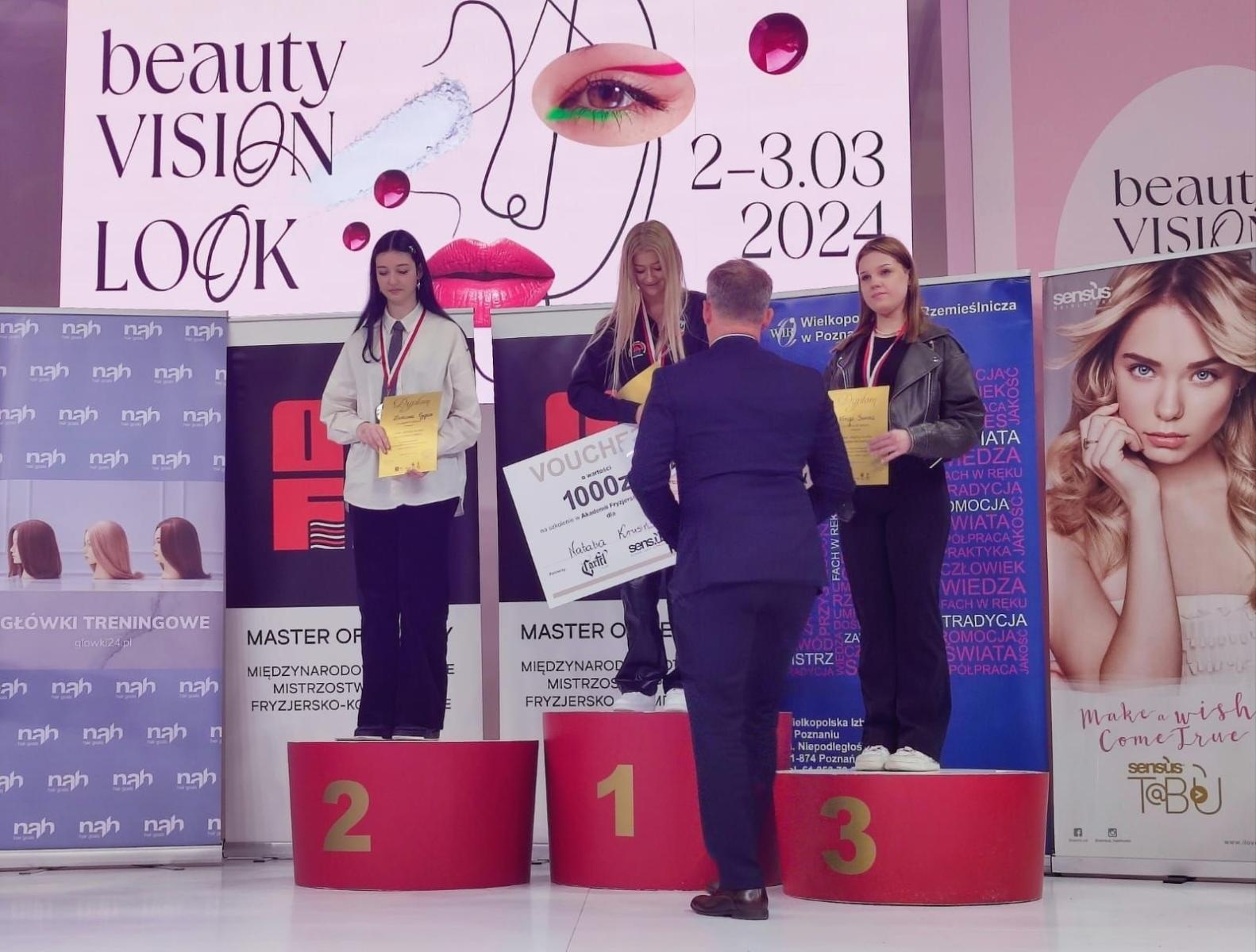 Zdjęcie w galerii na portalu naszwodzislaw.com: Wicemistrzyni Fryzjerstwa Polskiego uczy się w pszowskiej szkole wiadomości z regionu