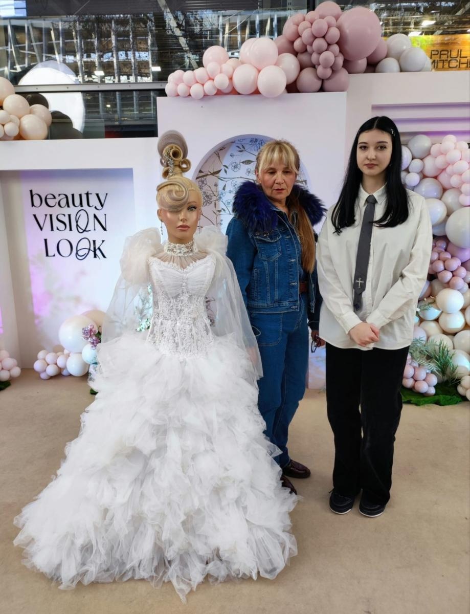 Zdjęcie w galerii na portalu naszwodzislaw.com: Wicemistrzyni Fryzjerstwa Polskiego uczy się w pszowskiej szkole wiadomości z regionu