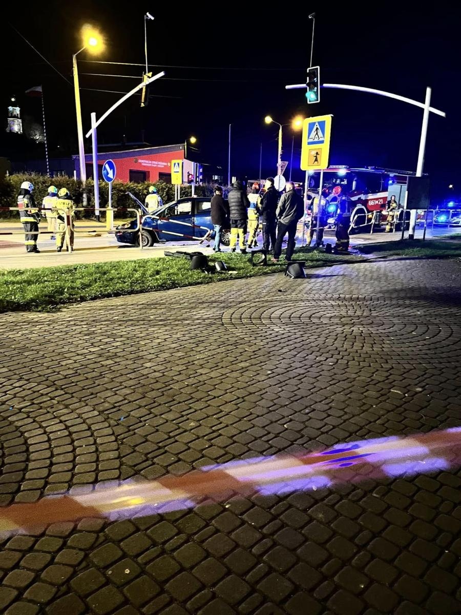 Zdjęcie w galerii na portalu naszwodzislaw.com: O krok od kolejnej tragedii na Młodzieżowej. Za kierownicą 18-latek wiadomości z regionu