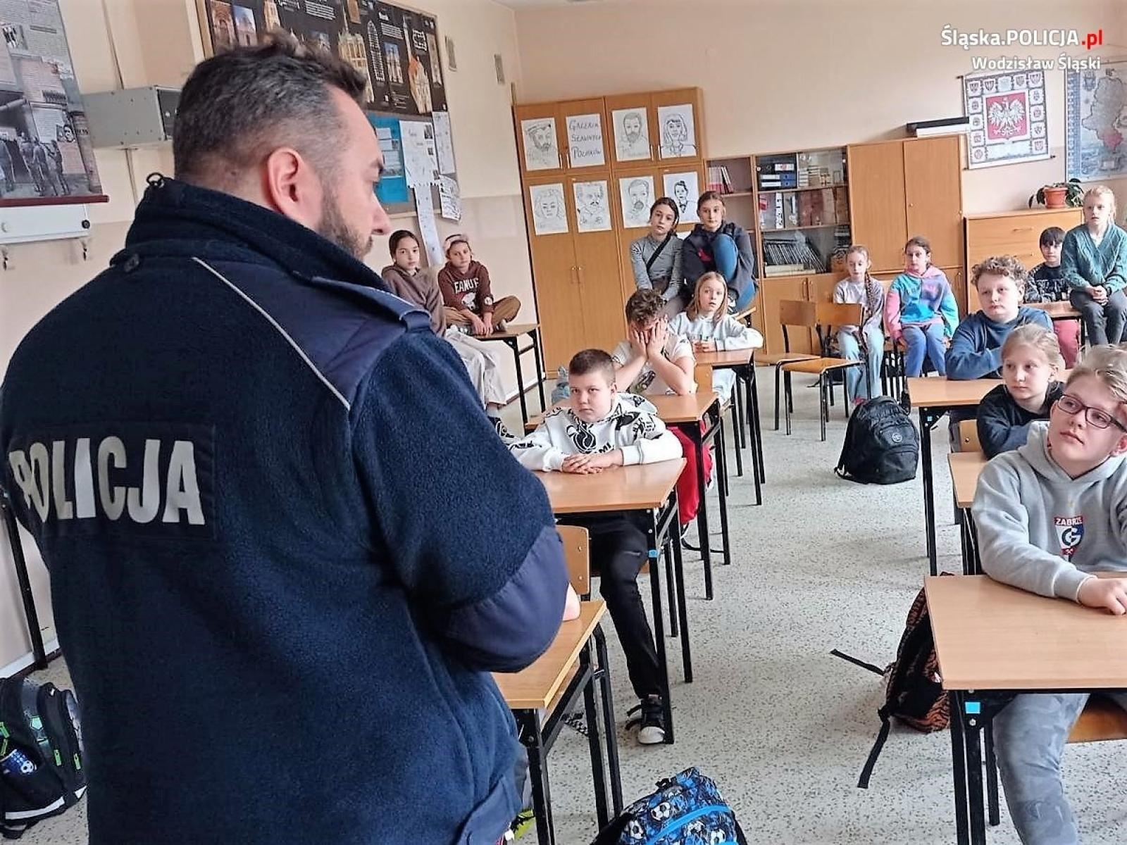 Zdjęcie w galerii na portalu naszwodzislaw.com: Na drodze słuchaj i patrz. O bezpieczeństwie w ruchu drogowym w Gogołowej wiadomości z regionu