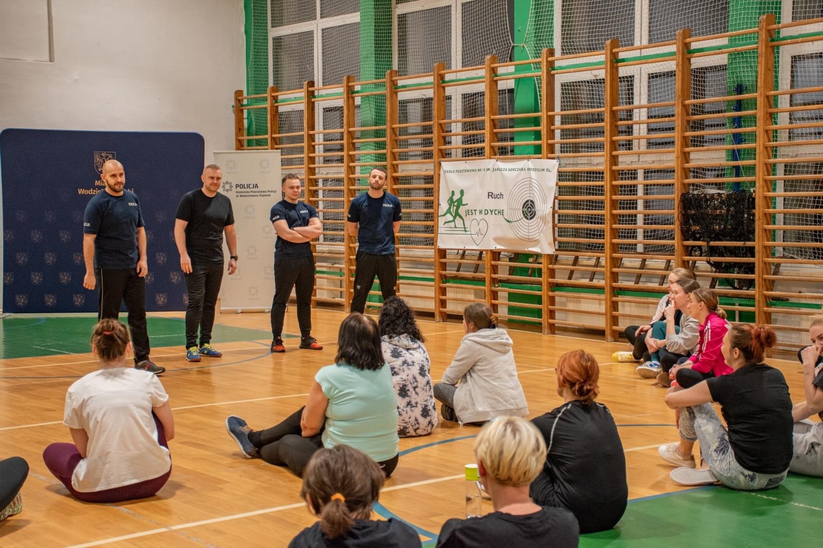 Zdjęcie w galerii na portalu naszwodzislaw.com: Wodzisławianki poznały tajniki samoobrony wiadomości z regionu