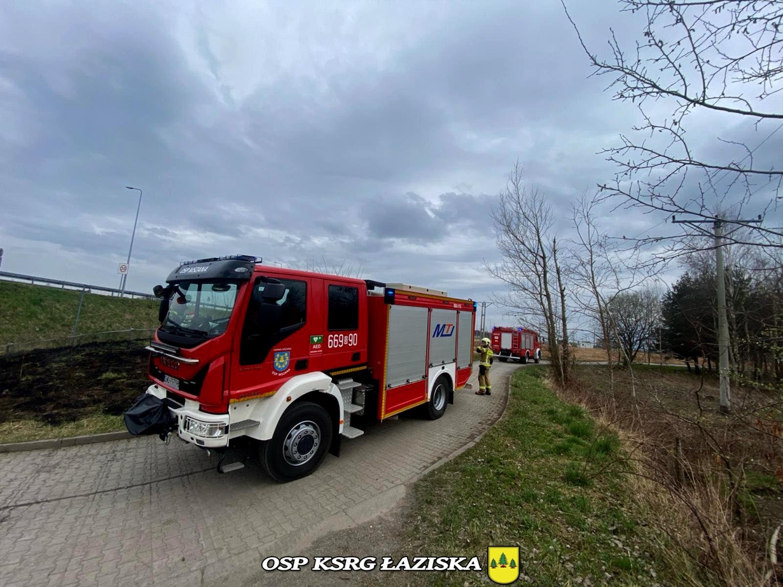 Zdjęcie w galerii na portalu naszwodzislaw.com: Dwa pożary traw w Skrzyszowie wiadomości z regionu