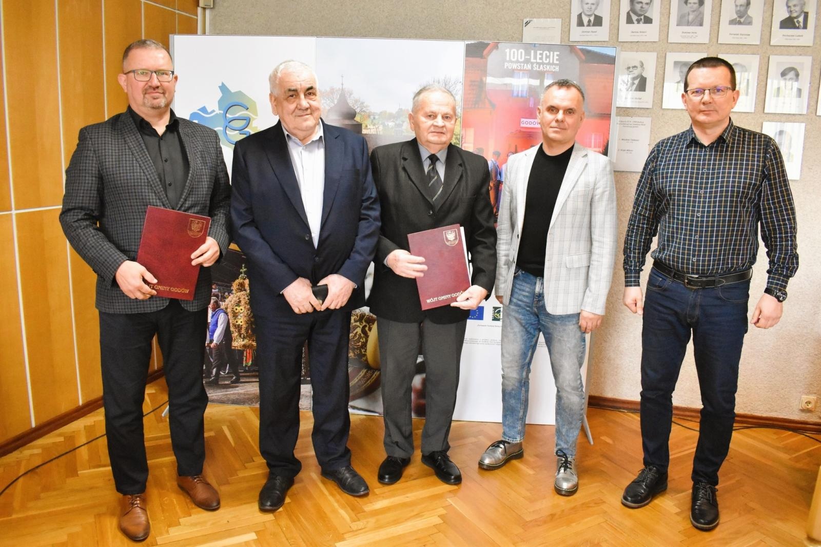 Zdjęcie w galerii na portalu naszwodzislaw.com: Podpisano umowę na przebudowę historycznego budynku w Skrzyszowie wiadomości z regionu