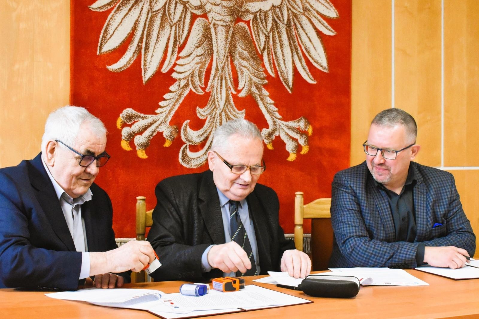 Zdjęcie w galerii na portalu naszwodzislaw.com: Podpisano umowę na przebudowę historycznego budynku w Skrzyszowie wiadomości z regionu