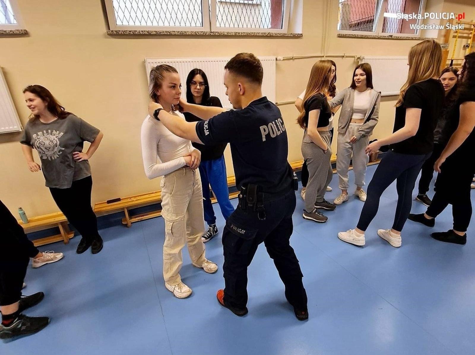 Zdjęcie w galerii na portalu naszwodzislaw.com: Warsztaty samoobrony dla uczennic wodzisławskiego Ekonomika wiadomości z regionu