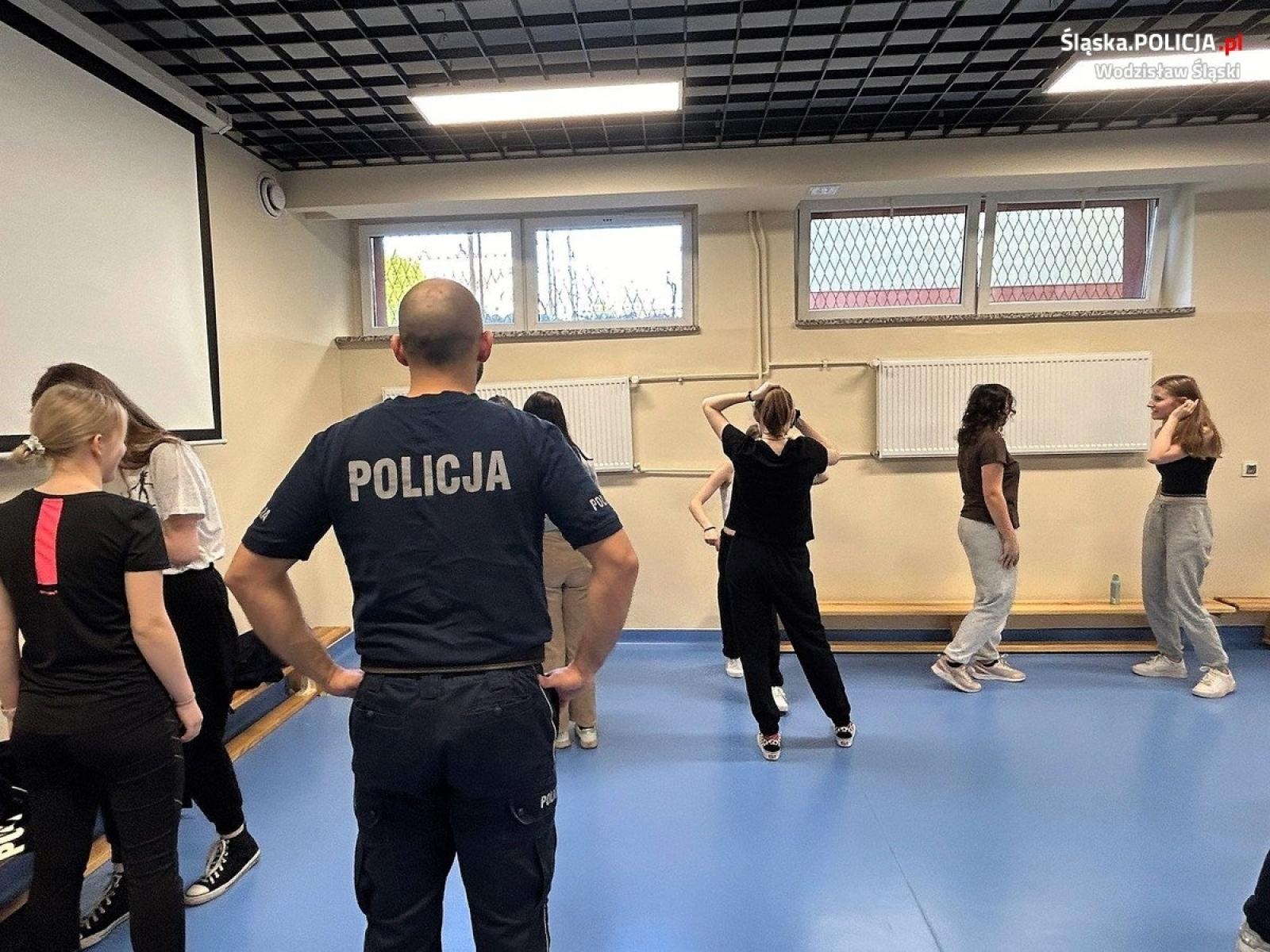 Zdjęcie w galerii na portalu naszwodzislaw.com: Warsztaty samoobrony dla uczennic wodzisławskiego Ekonomika wiadomości z regionu