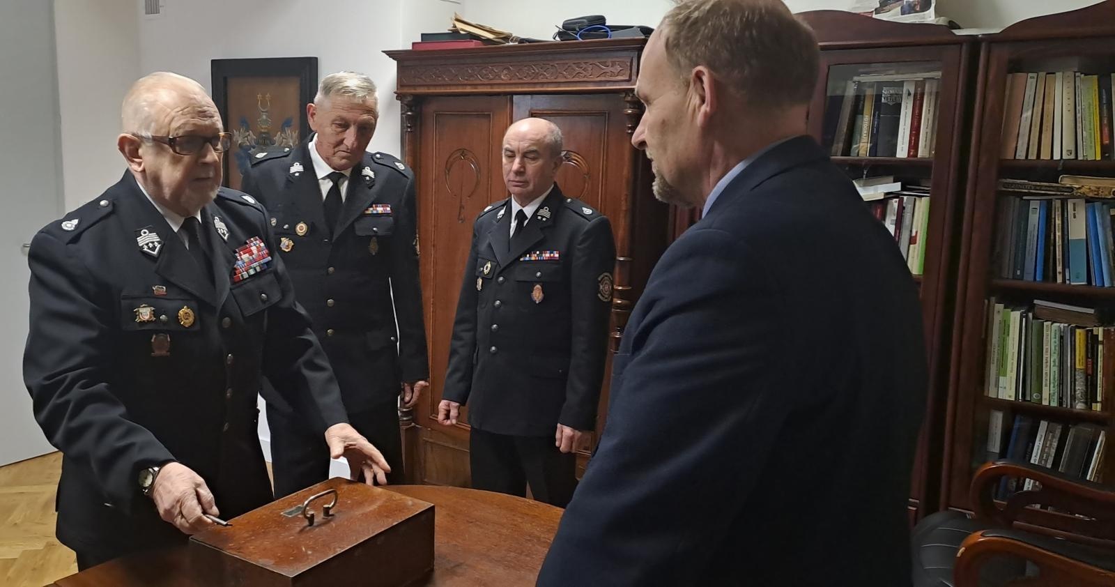 Zdjęcie w galerii na portalu naszwodzislaw.com: Strażacy przekazali historyczne pamiątki wiadomości z regionu