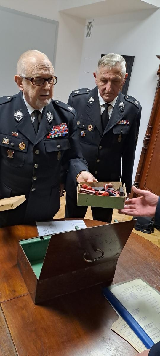 Zdjęcie w galerii na portalu naszwodzislaw.com: Strażacy przekazali historyczne pamiątki wiadomości z regionu