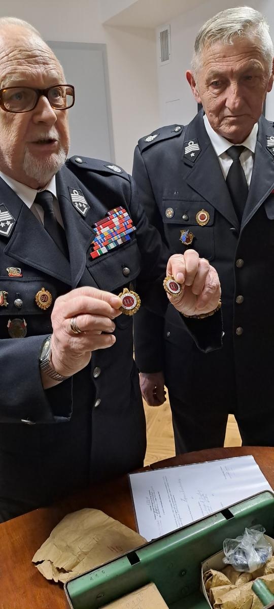 Zdjęcie w galerii na portalu naszwodzislaw.com: Strażacy przekazali historyczne pamiątki wiadomości z regionu