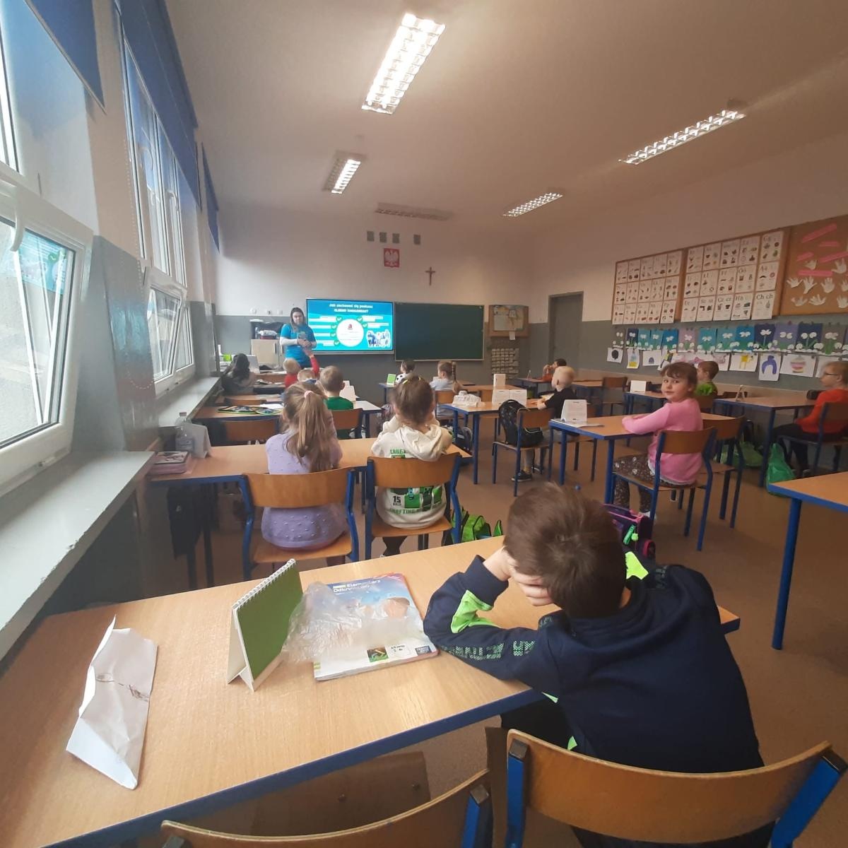 Zdjęcie w galerii na portalu naszwodzislaw.com: W SP nr 10 uczniowie rozmawiali o ochronie powietrza wiadomości z regionu