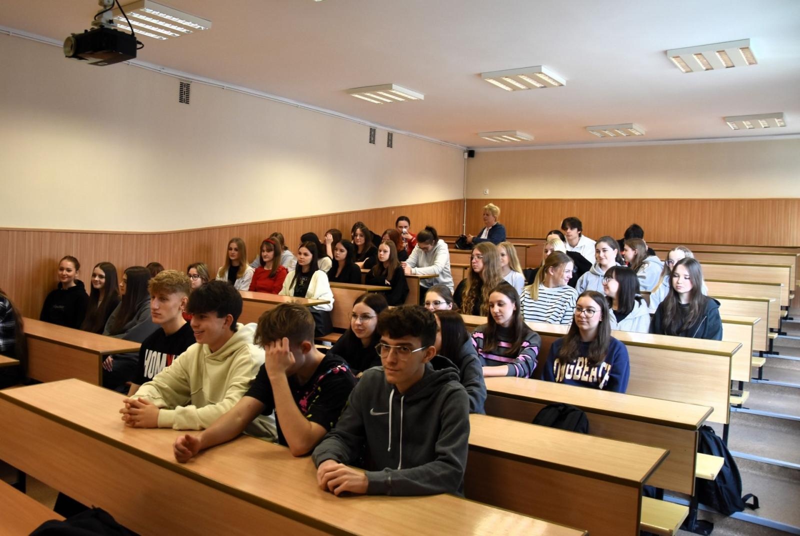 Zdjęcie w galerii na portalu naszwodzislaw.com: Rzecznik konsumentów spotkał się z młodzieżą wodzisławskiego Ekonomika wiadomości z regionu