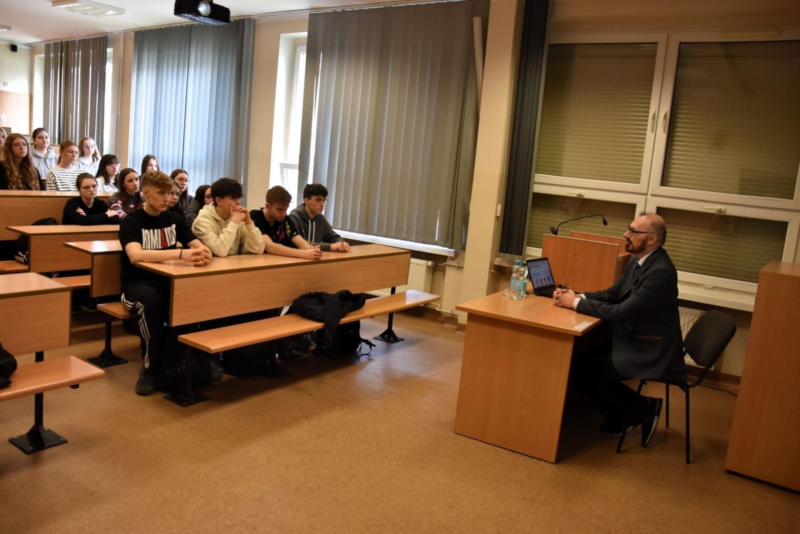 Zdjęcie w galerii na portalu naszwodzislaw.com: Rzecznik konsumentów spotkał się z młodzieżą wodzisławskiego Ekonomika wiadomości z regionu