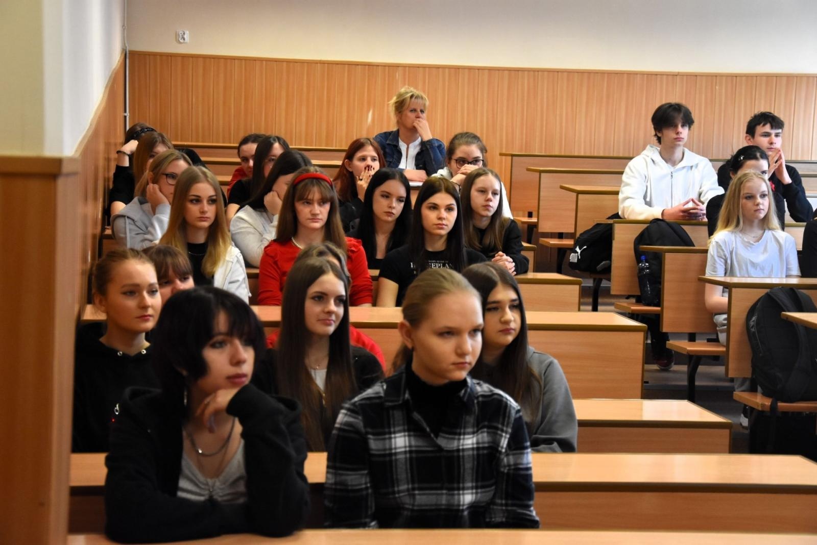 Zdjęcie w galerii na portalu naszwodzislaw.com: Rzecznik konsumentów spotkał się z młodzieżą wodzisławskiego Ekonomika wiadomości z regionu