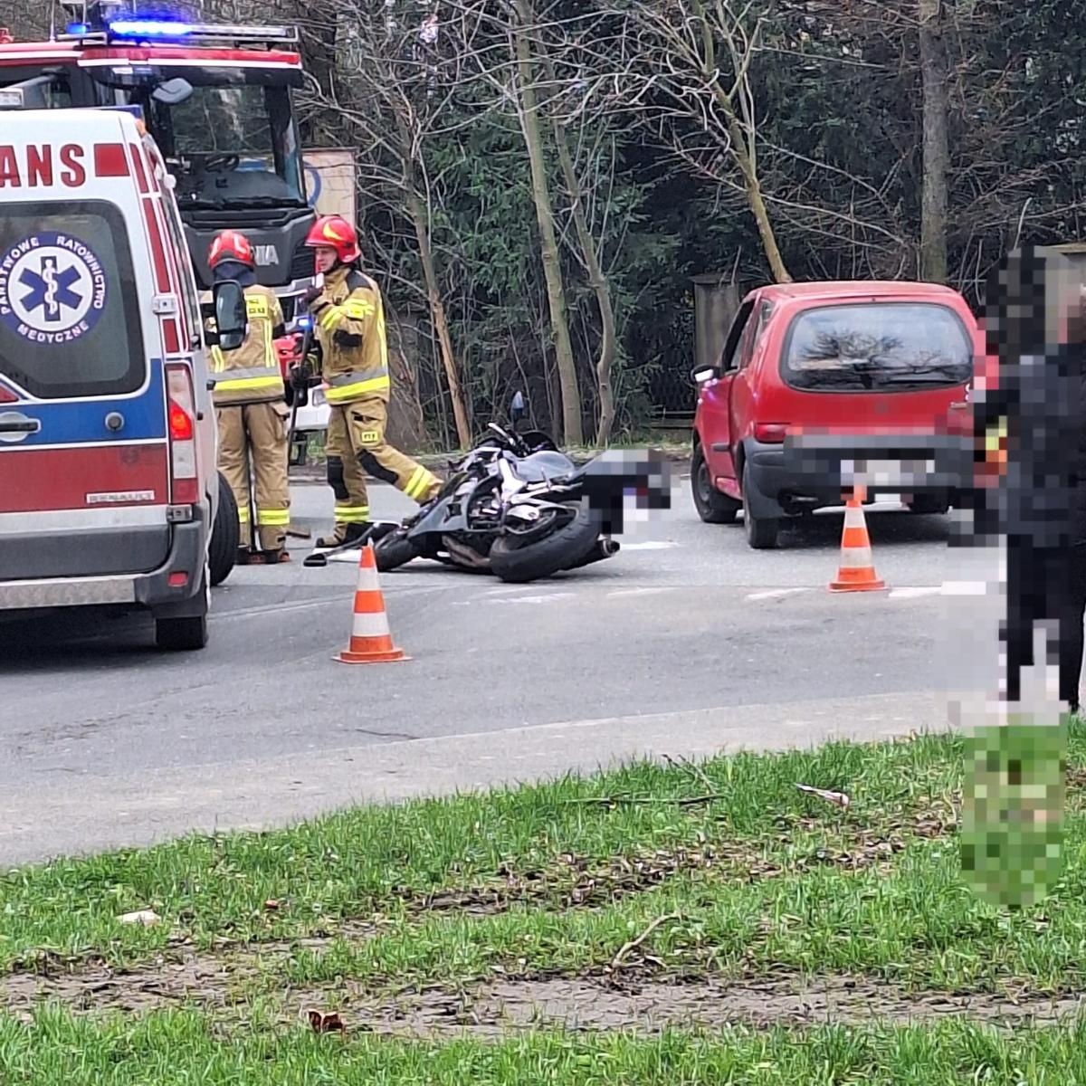 Zdjęcie w galerii na portalu naszwodzislaw.com: Motocykl i seicento zderzyły się na skrzyżowaniu Pszowskiej z Górniczą wiadomości z regionu