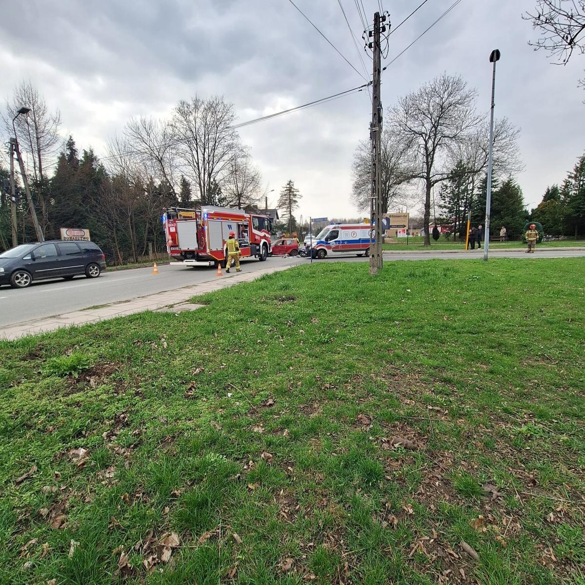 Zdjęcie w galerii na portalu naszwodzislaw.com: Motocykl i seicento zderzyły się na skrzyżowaniu Pszowskiej z Górniczą wiadomości z regionu