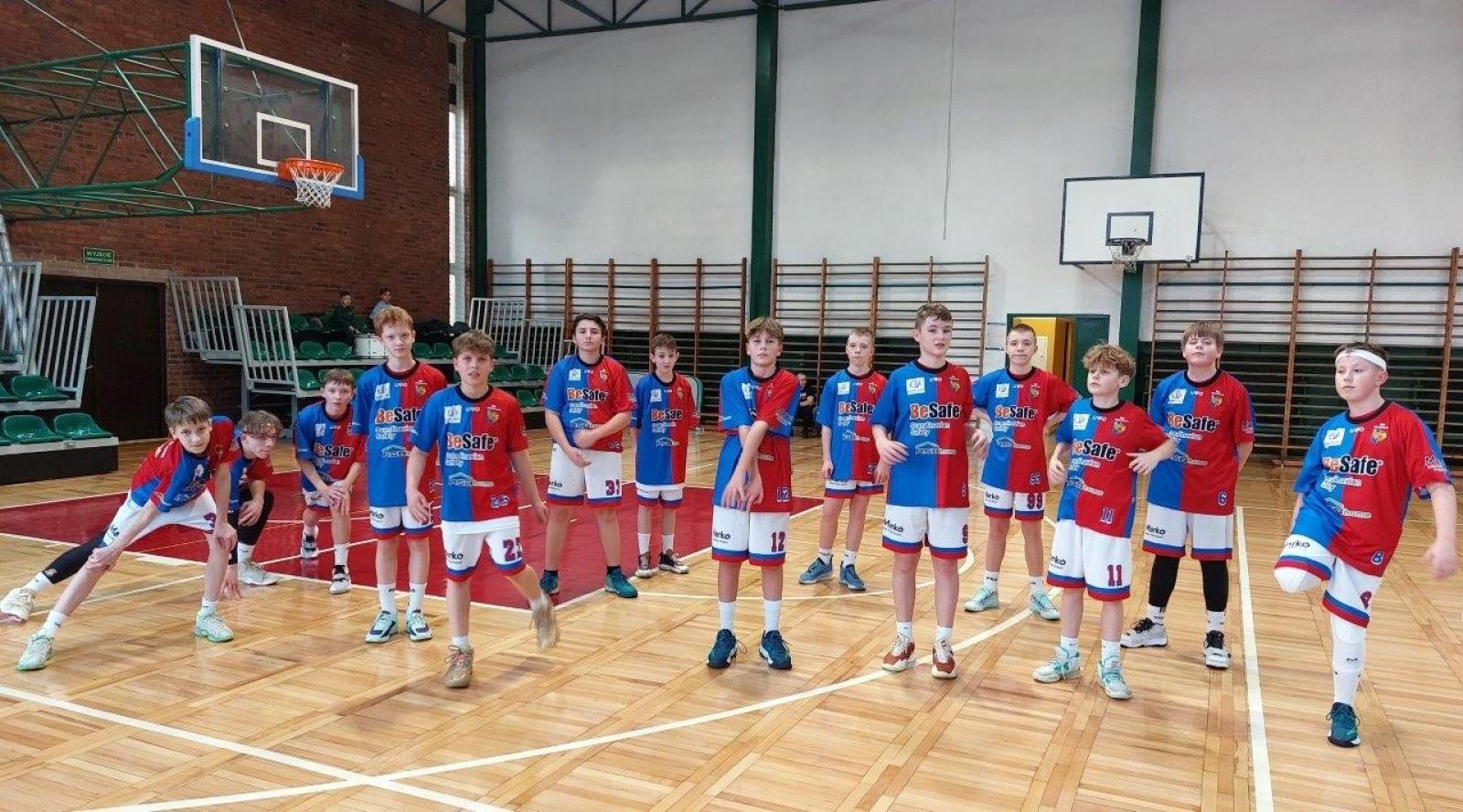 Zdjęcie w galerii na portalu naszwodzislaw.com: Koszykarski mecz pełen emocji wiadomości z regionu