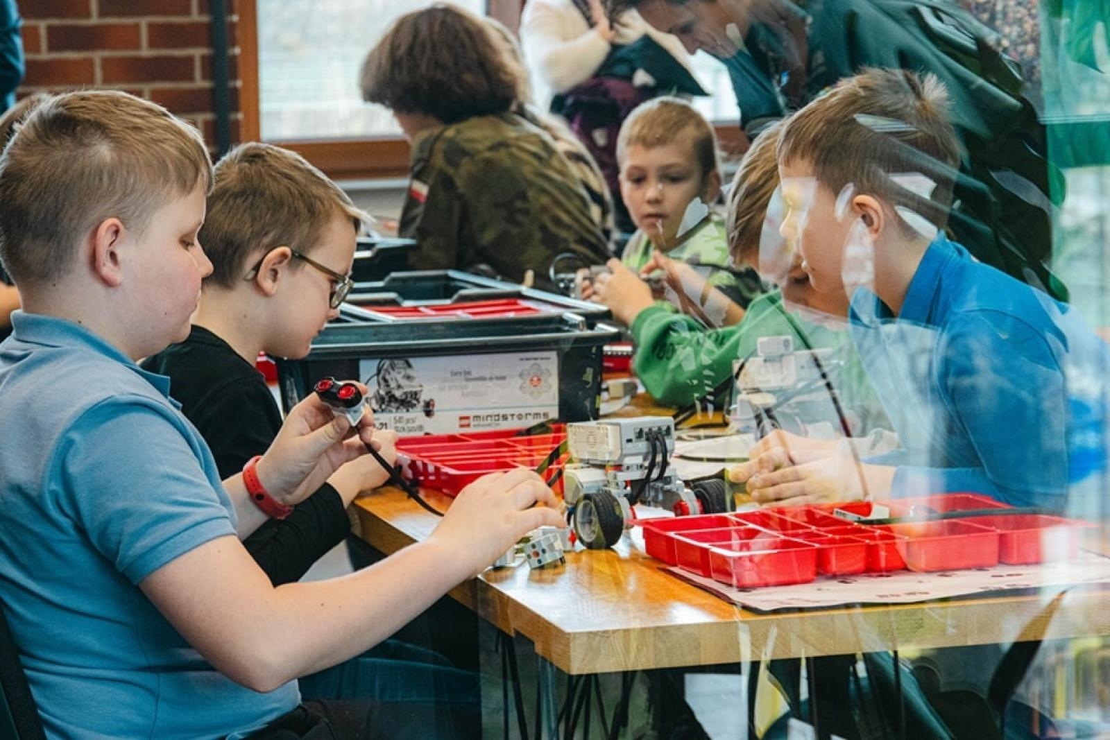 Zdjęcie w galerii na portalu naszwodzislaw.com: Wydarzenie Roboty, Gry i Ty z ogromnym zainteresowaniem [FOTO] wiadomości z regionu