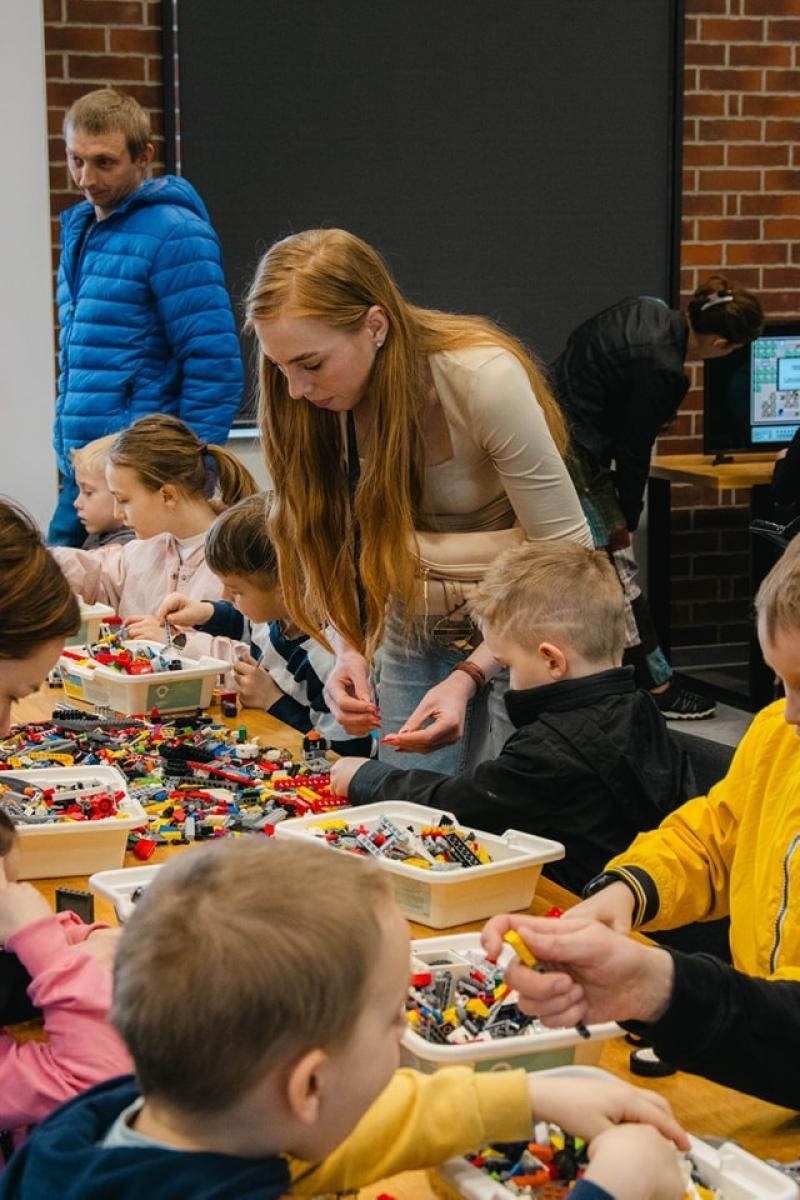 Zdjęcie w galerii na portalu naszwodzislaw.com: Wydarzenie Roboty, Gry i Ty z ogromnym zainteresowaniem [FOTO] wiadomości z regionu
