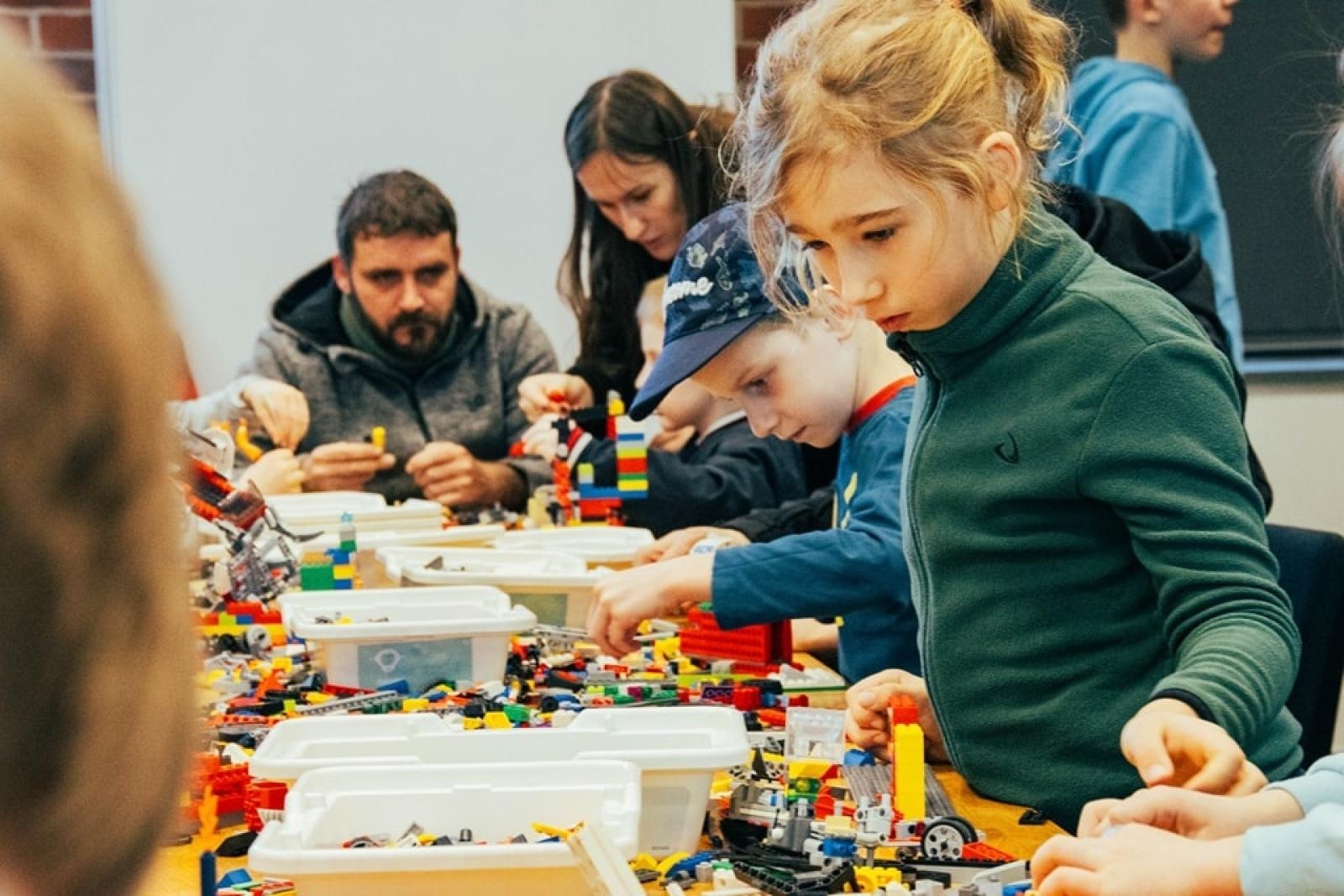 Zdjęcie w galerii na portalu naszwodzislaw.com: Wydarzenie Roboty, Gry i Ty z ogromnym zainteresowaniem [FOTO] wiadomości z regionu