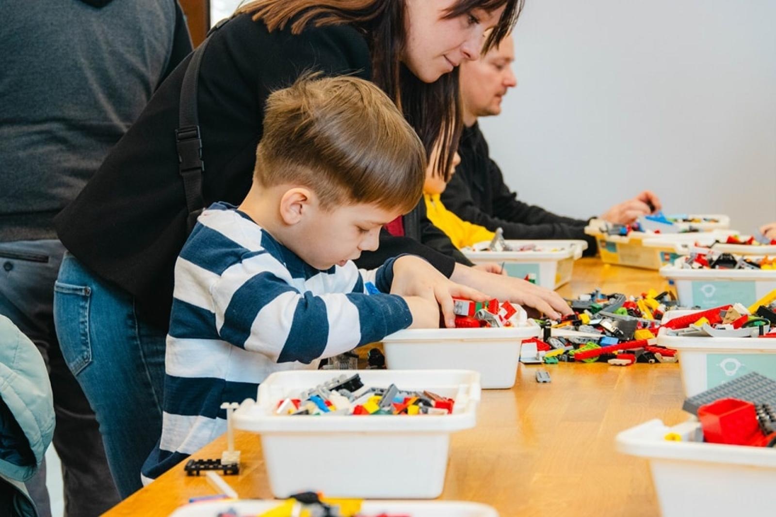 Zdjęcie w galerii na portalu naszwodzislaw.com: Wydarzenie Roboty, Gry i Ty z ogromnym zainteresowaniem [FOTO] wiadomości z regionu