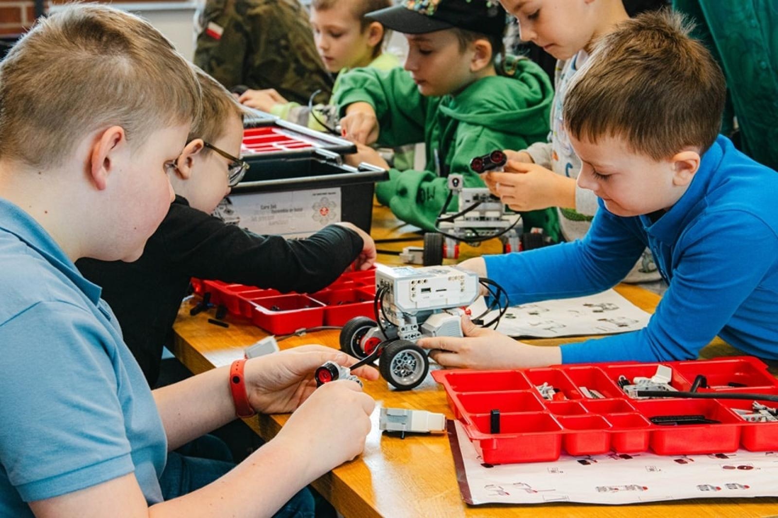 Zdjęcie w galerii na portalu naszwodzislaw.com: Wydarzenie Roboty, Gry i Ty z ogromnym zainteresowaniem [FOTO] wiadomości z regionu